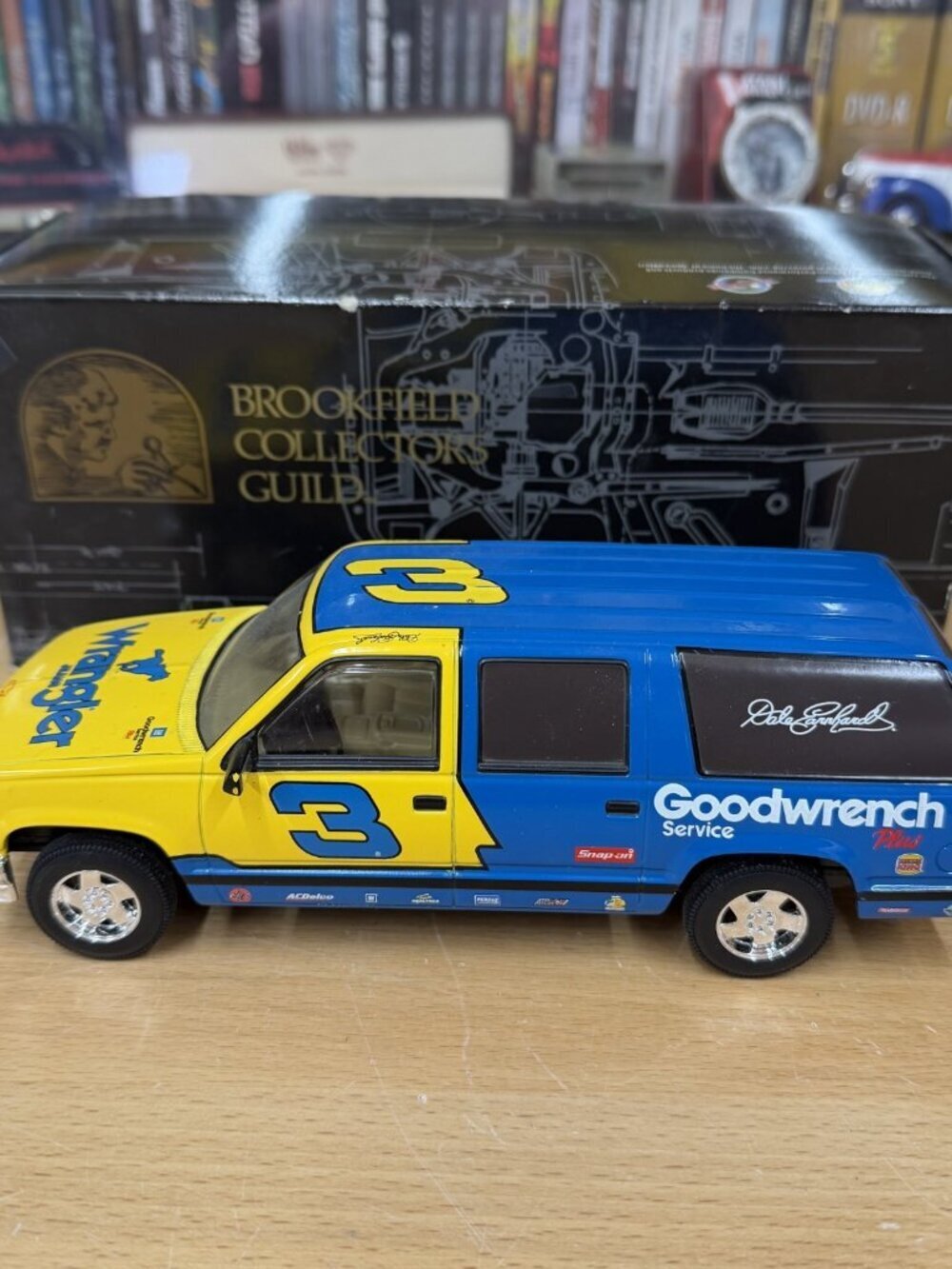 Dale Earnhardt Brookfield Collectors Guild 1999 Wrangler Jeans Suburban 1:24